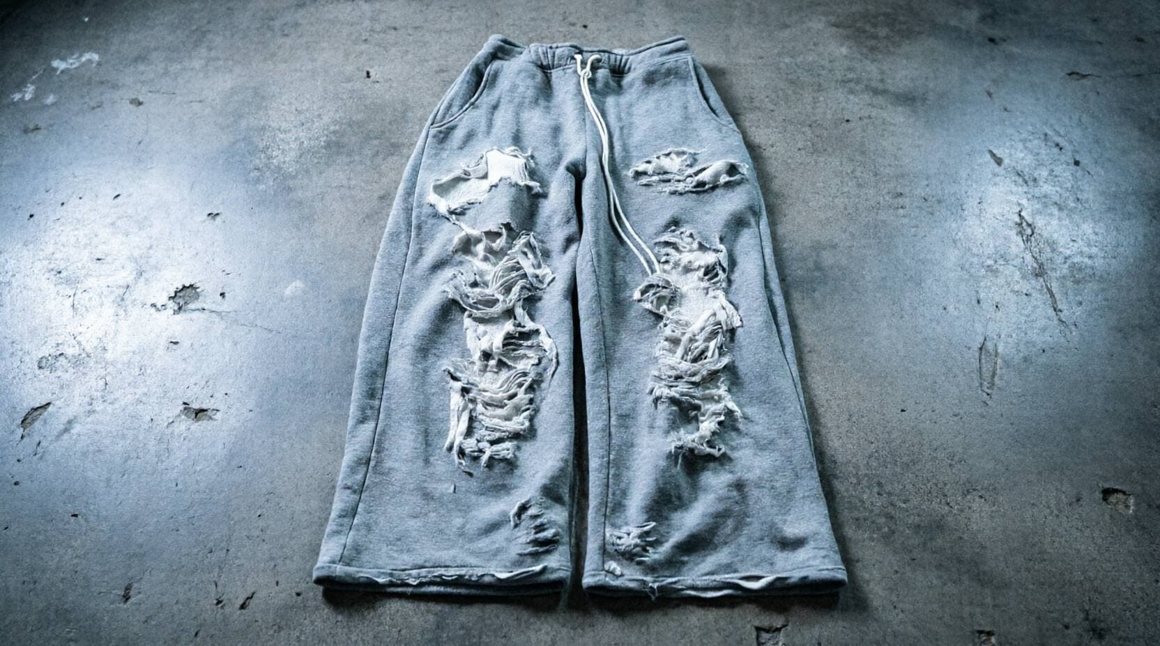DISTRESSED PANTS